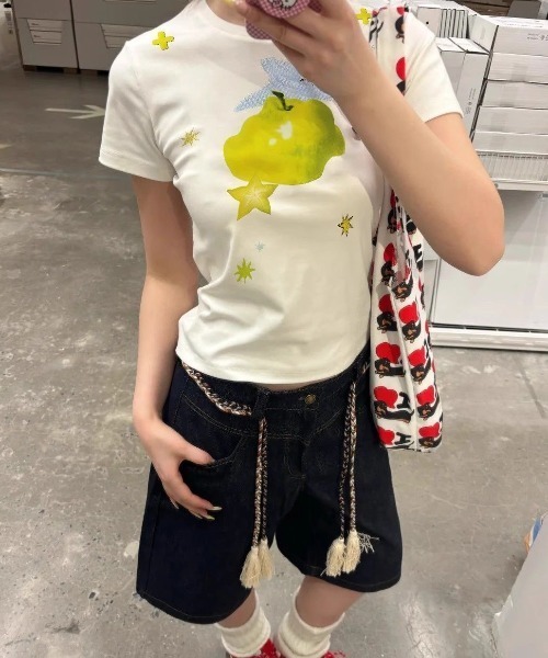 SHERU(シェル)の「レトログラフィック アップルプリント コンパクトチビTシャツ(Tシャツ/カットソー・レディース・ホワイト/ホワイト系その他・M)」の13枚目の写真