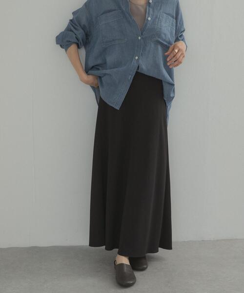 URBAN RESEARCH DOORS(アーバンリサーチドアーズ)の「ウエスト釦バイアススカート(スカート・レディース・ブラック/ベージュ・SMALL/MEDIUM)」の2枚目の写真