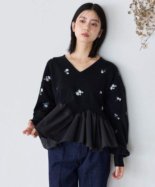 mysty woman(ミスティウーマン)の「刺繍ペプラムトップス 1077977(ニット/セーター・レディース・アイボリー/ブラック・FREE)」の2枚目の写真
