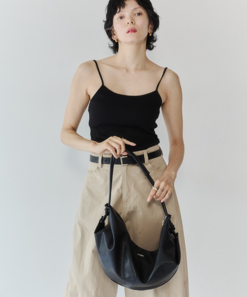 VION(ヴィオン)の「クレセントレザーショルダーバッグ / Crescent Leather Shoulder Bag(ショルダーバッグ・レディース・ブラック・FREE)」の4枚目の写真