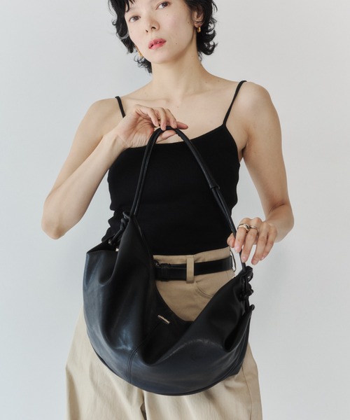 VION(ヴィオン)の「クレセントレザーショルダーバッグ / Crescent Leather Shoulder Bag(ショルダーバッグ・レディース・ブラック・FREE)」の5枚目の写真