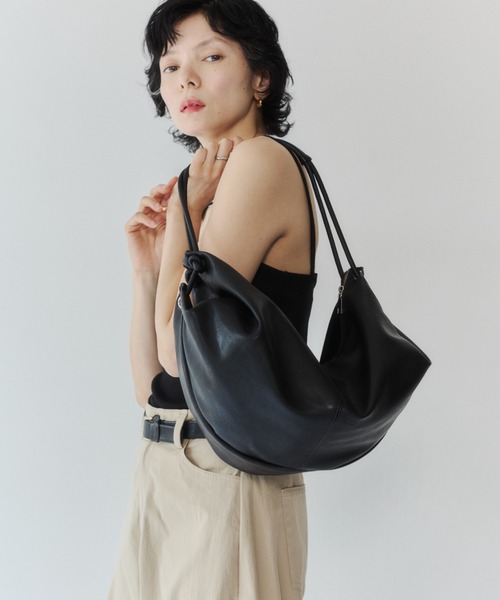 VION(ヴィオン)の「クレセントレザーショルダーバッグ / Crescent Leather Shoulder Bag(ショルダーバッグ・レディース・ブラック・FREE)」の3枚目の写真