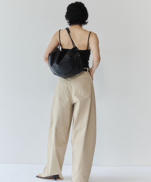 VION(ヴィオン)の「クレセントレザーショルダーバッグ / Crescent Leather Shoulder Bag(ショルダーバッグ・レディース・ブラック・FREE)」の7枚目の写真