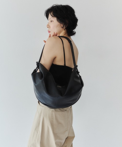 VION(ヴィオン)の「クレセントレザーショルダーバッグ / Crescent Leather Shoulder Bag(ショルダーバッグ・レディース・ブラック・FREE)」の2枚目の写真