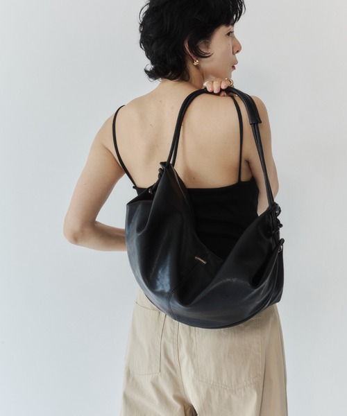 VION(ヴィオン)の「クレセントレザーショルダーバッグ / Crescent Leather Shoulder Bag(ショルダーバッグ・レディース・ブラック・FREE)」の8枚目の写真