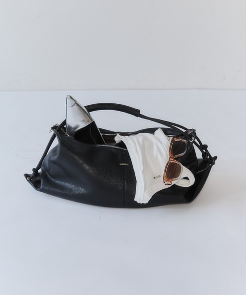 VION(ヴィオン)の「クレセントレザーショルダーバッグ / Crescent Leather Shoulder Bag(ショルダーバッグ・レディース・ブラック・FREE)」の9枚目の写真