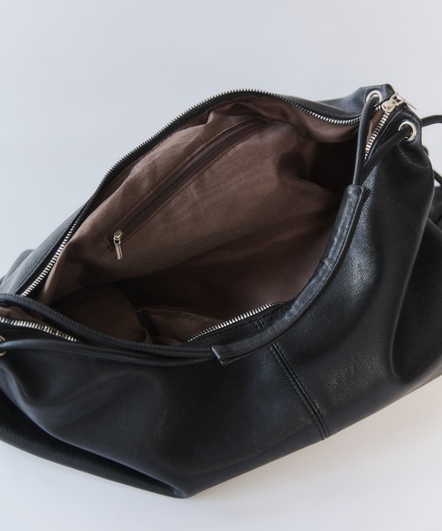 VION(ヴィオン)の「クレセントレザーショルダーバッグ / Crescent Leather Shoulder Bag(ショルダーバッグ・レディース・ブラック・FREE)」の10枚目の写真