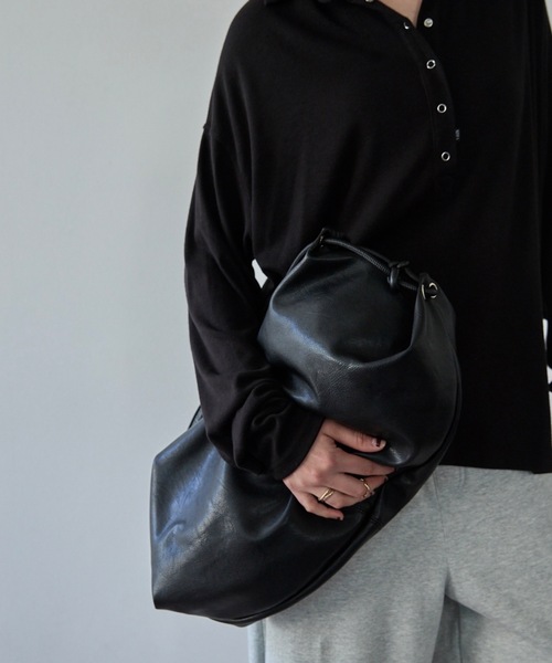 VION(ヴィオン)の「クレセントレザーショルダーバッグ / Crescent Leather Shoulder Bag(ショルダーバッグ・レディース・ブラック・FREE)」の12枚目の写真