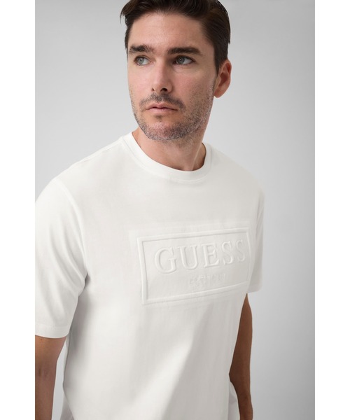 Guess(ゲス)の「BOX Logo Embossed Tee Tシャツ ロゴTシャツ(Tシャツ/カットソー・メンズ・ホワイト/ブラック・MEDIUM/X-LARGE/LARGE/SMALL)」の1枚目の写真