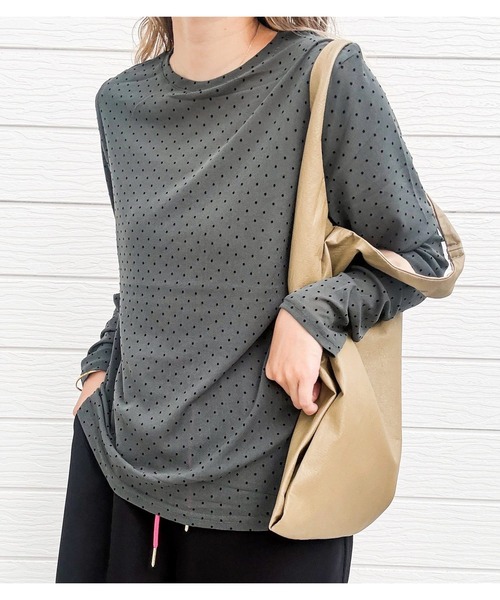 Q（キュー）の「【レイヤードアイテム】フロッキードットクルートップス　シアートップス　秋冬（Tシャツ/カットソー・レディース・ブラック/グレー・MEDIUM）」の6枚目の写真