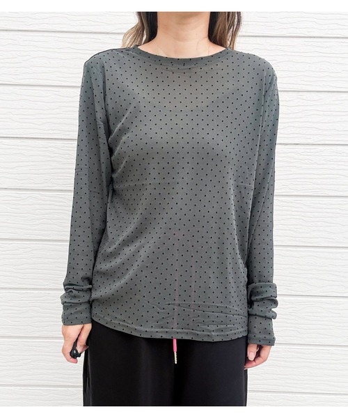 Q（キュー）の「【レイヤードアイテム】フロッキードットクルートップス　シアートップス　秋冬（Tシャツ/カットソー・レディース・ブラック/グレー・MEDIUM）」の3枚目の写真