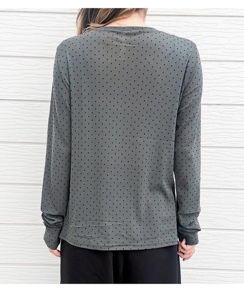 Q（キュー）の「【レイヤードアイテム】フロッキードットクルートップス　シアートップス　秋冬（Tシャツ/カットソー・レディース・ブラック/グレー・MEDIUM）」の5枚目の写真