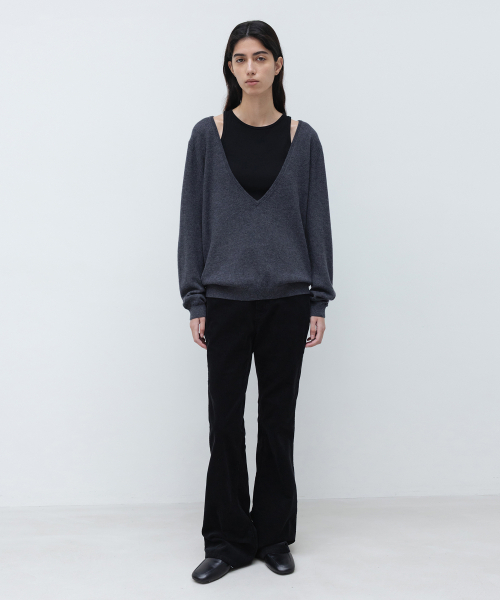 INSILENCE WOMEN（インサイレンスウーマン）の「ディープVネックニット CHARCOAL（ニット/セーター・レディース・その他・SMALL/MEDIUM）」の2枚目の写真