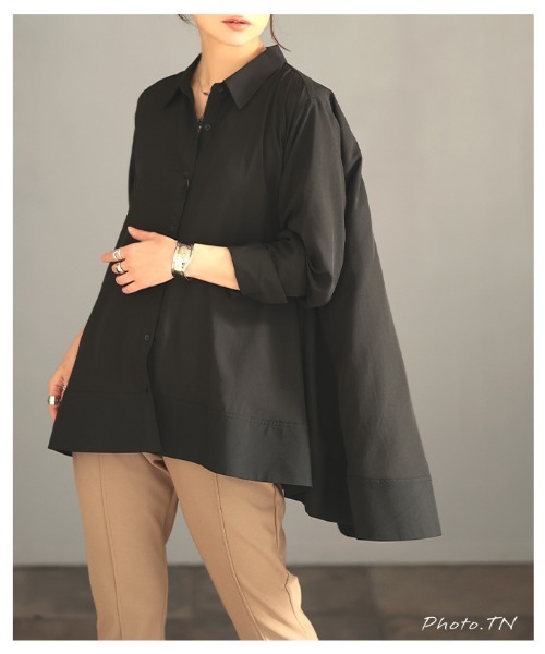 Sawa a la mode(サワアラモード)の「テールヘムフレアブラウス(シャツ/ブラウス・レディース・ブラック/オフホワイト・FREE)」の3枚目の写真