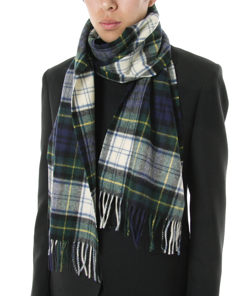 BEAMS（ビームス）の「BEAMS / タータンチェックマフラー（マフラー・メンズ・ブラック/グリーン/ワイン/ネイビー・ONE SIZE）」の8枚目の写真