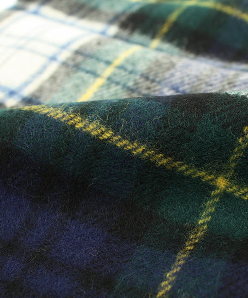 BEAMS（ビームス）の「BEAMS / タータンチェックマフラー（マフラー・メンズ・ブラック/グリーン/ワイン/ネイビー・ONE SIZE）」の5枚目の写真