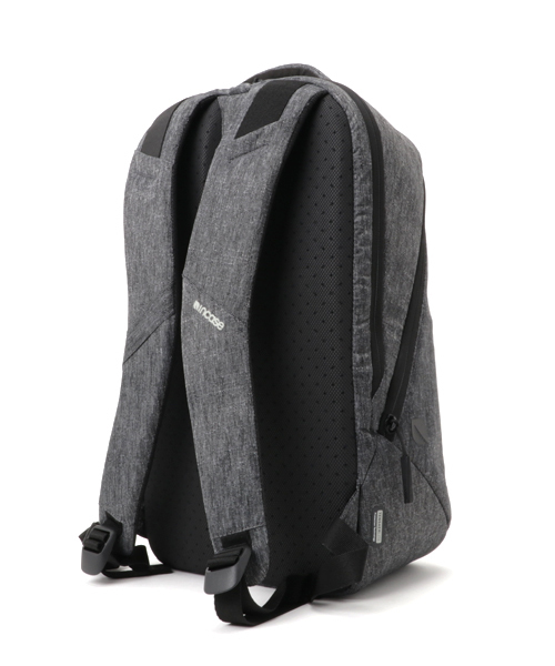 incase(インケース)の「CL55589 Reform Collection Tensaerlite Backpack 13(バックパック/リュック・メンズ・ブラック・ONE SIZE)」の2枚目の写真