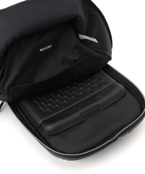 incase(インケース)の「CL55589 Reform Collection Tensaerlite Backpack 13(バックパック/リュック・メンズ・ブラック・ONE SIZE)」の8枚目の写真