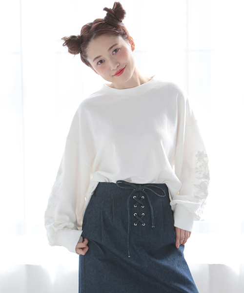 one after another NICE CLAUP（ワンアフターアナザーナイスクラップ）の「袖刺繍裏毛プルオーバー（Tシャツ/カットソー・レディース・トップグレー/アイボリー/ネイビー・FREE）」の2枚目の写真