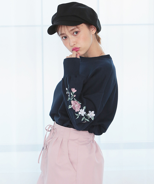 one after another NICE CLAUP（ワンアフターアナザーナイスクラップ）の「袖刺繍裏毛プルオーバー（Tシャツ/カットソー・レディース・トップグレー/アイボリー/ネイビー・FREE）」の4枚目の写真