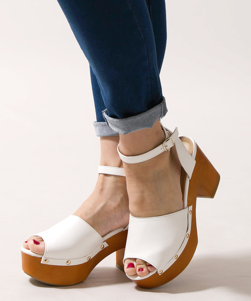 WEGO（ウィゴー）の「WEGO/ウッドタイプサンダル（サンダル・レディース・ブラック/レッド/ブラック系その他/キャメル/ホワイト系その他・LARGE/MEDIUM）」の2枚目の写真