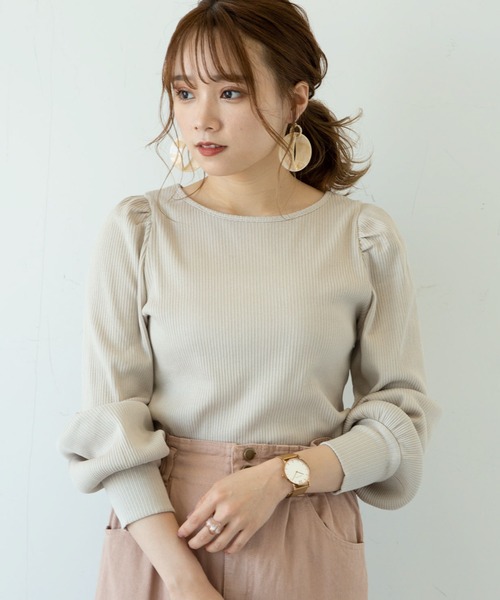 earth music&ecology（アースミュージックアンドエコロジー）の「チェーン柄リブパワーショルダープルオーバー ＊（Tシャツ/カットソー・レディース・オフホワイト/ピンクベージュ/ライトベージュ/ブラック・FREE）」の4枚目の写真