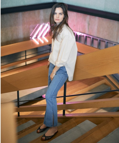 koe（コエ）の「サイドスリットフレアデニムパンツ*（デニムパンツ・レディース・ワンウォッシュ/ライトインディゴブルー・M/S/L）」の2枚目の写真