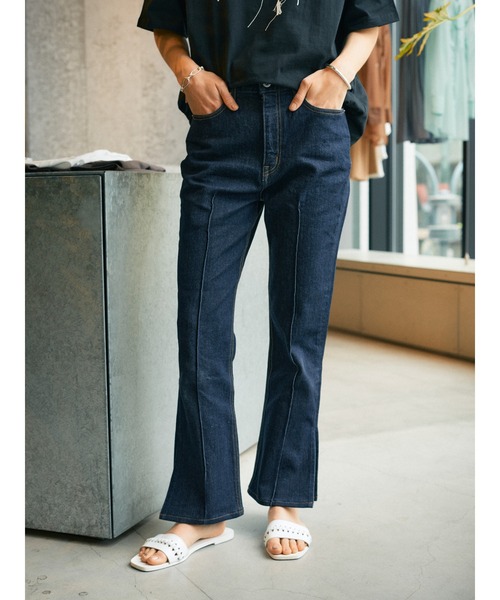 koe（コエ）の「サイドスリットフレアデニムパンツ*（デニムパンツ・レディース・ワンウォッシュ/ライトインディゴブルー・M/S/L）」の16枚目の写真