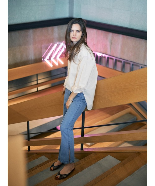 koe（コエ）の「サイドスリットフレアデニムパンツ*（デニムパンツ・レディース・ワンウォッシュ/ライトインディゴブルー・M/S/L）」の12枚目の写真