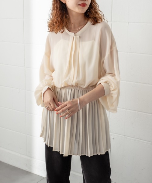 mystic（ミスティック）の「ジョーゼットプリーツチュニック（シャツ/ブラウス・レディース・チャコールグレー/オフホワイト/キャメル・FREE）」の2枚目の写真