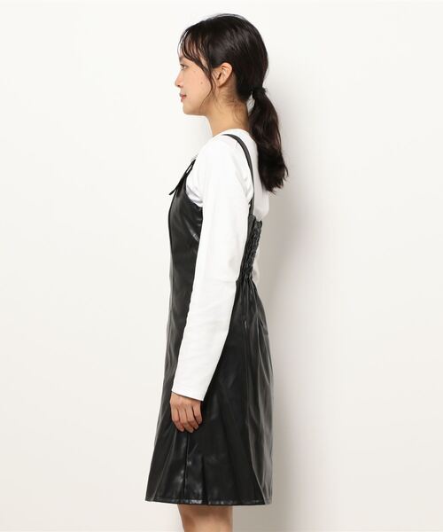 ANDGEEBEE（アンジービー）の「フェイクレザージャンスカ（ジャンパースカート・レディース・ベージュ/ブラック・MEDIUM）」の3枚目の写真