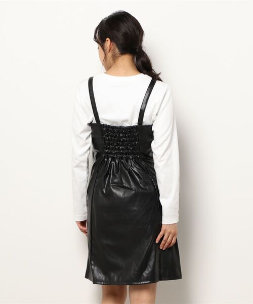 ANDGEEBEE（アンジービー）の「フェイクレザージャンスカ（ジャンパースカート・レディース・ベージュ/ブラック・MEDIUM）」の4枚目の写真