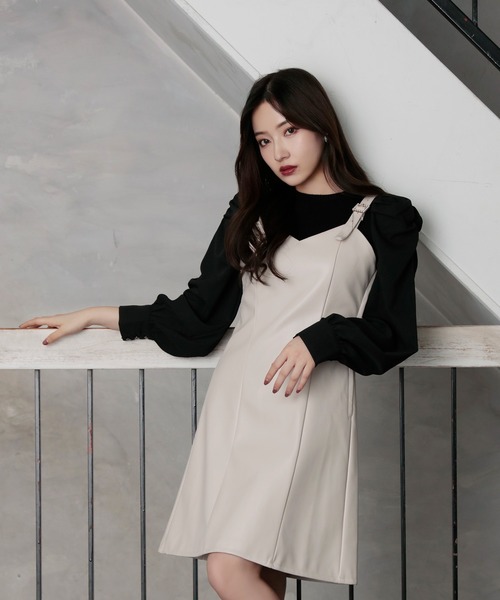 ANDGEEBEE（アンジービー）の「フェイクレザージャンスカ（ジャンパースカート・レディース・ベージュ/ブラック・MEDIUM）」の2枚目の写真