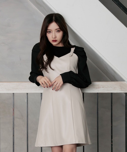 ANDGEEBEE（アンジービー）の「フェイクレザージャンスカ（ジャンパースカート・レディース・ベージュ/ブラック・MEDIUM）」の5枚目の写真