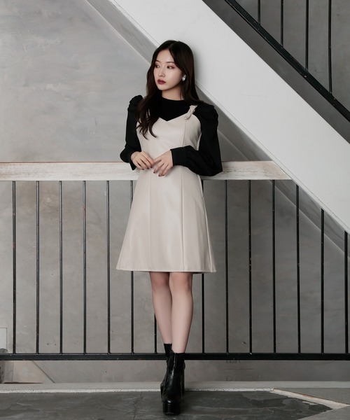 ANDGEEBEE（アンジービー）の「フェイクレザージャンスカ（ジャンパースカート・レディース・ベージュ/ブラック・MEDIUM）」の8枚目の写真