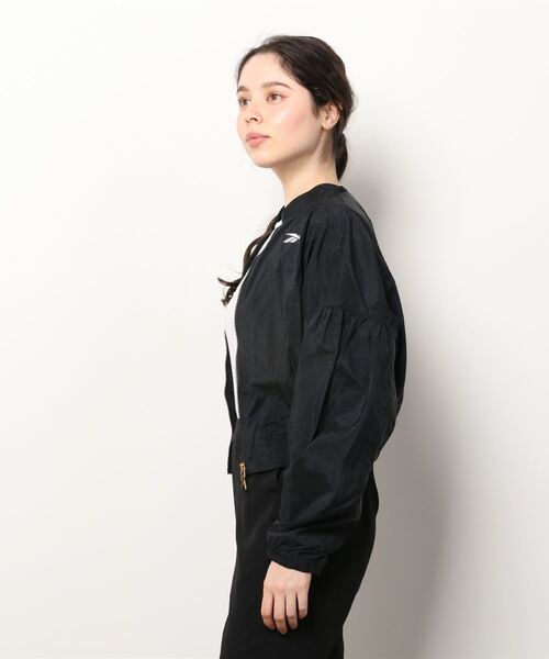 Reebok(リーボック)の「スタジオ シャイニー ファッション ジャケット / Studio Shiny Fashion Jacket(ナイロンジャケット・レディース・ブラック・SMALL/MEDIUM/LARGE/X-LARGE/XX-LARGE/X-SMALL)」の4枚目の写真