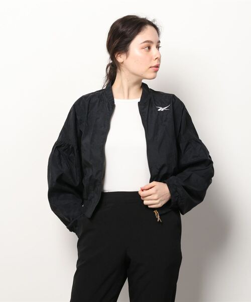 Reebok(リーボック)の「スタジオ シャイニー ファッション ジャケット / Studio Shiny Fashion Jacket(ナイロンジャケット・レディース・ブラック・SMALL/MEDIUM/LARGE/X-LARGE/XX-LARGE/X-SMALL)」の3枚目の写真
