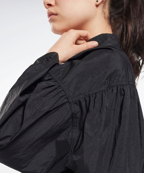 Reebok(リーボック)の「スタジオ シャイニー ファッション ジャケット / Studio Shiny Fashion Jacket(ナイロンジャケット・レディース・ブラック・SMALL/MEDIUM/LARGE/X-LARGE/XX-LARGE/X-SMALL)」の8枚目の写真