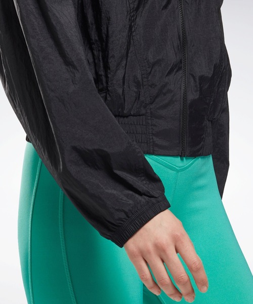 Reebok(リーボック)の「スタジオ シャイニー ファッション ジャケット / Studio Shiny Fashion Jacket(ナイロンジャケット・レディース・ブラック・SMALL/MEDIUM/LARGE/X-LARGE/XX-LARGE/X-SMALL)」の2枚目の写真