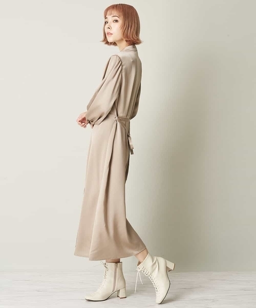 A de a.v.v(アードアー・ヴェ・ヴェ)の「ハイネックピンタック袖ボリュームワンピース(ワンピース・レディース・ブラック/ベージュ・38/36)」の3枚目の写真