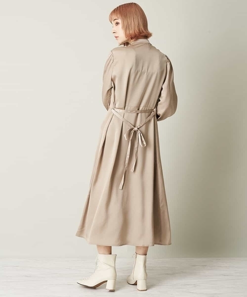 A de a.v.v(アードアー・ヴェ・ヴェ)の「ハイネックピンタック袖ボリュームワンピース(ワンピース・レディース・ブラック/ベージュ・38/36)」の4枚目の写真