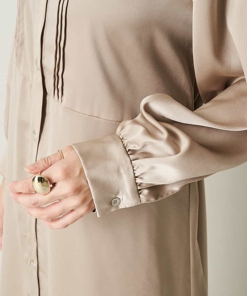 A de a.v.v(アードアー・ヴェ・ヴェ)の「ハイネックピンタック袖ボリュームワンピース(ワンピース・レディース・ブラック/ベージュ・38/36)」の14枚目の写真