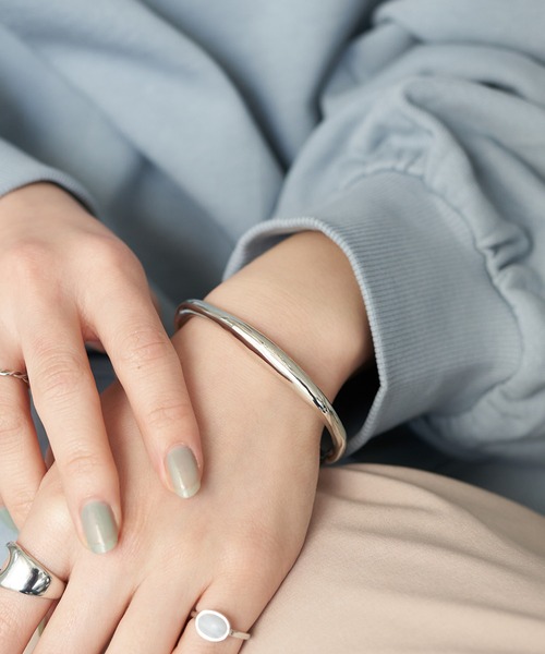 earth music&ecology(アースミュージックアンドエコロジー)の「ニュアンスラインバングル*(ブレスレット・レディース・シルバー/ゴールド・FREE)」の2枚目の写真