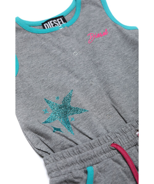 DIESEL(ディーゼル)の「DIESEL KID ベビー ノースリーブジャンプスーツ オールインワン タンクトップ ショートパンツ プリント(つなぎ/オールインワン・キッズ・グレー・12M/18M/24M/36M)」の4枚目の写真