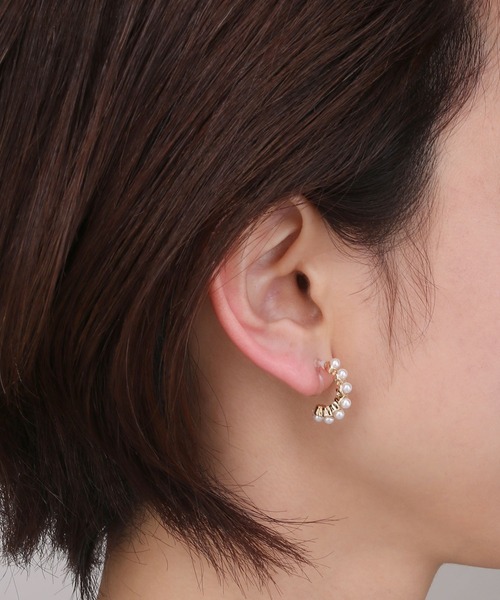 Manon's Selection(マノンズセレクション)の「7粒パールゴールドベースラウンドイヤリング(イヤリング・レディース・ゴールド・ONE SIZE)」の3枚目の写真