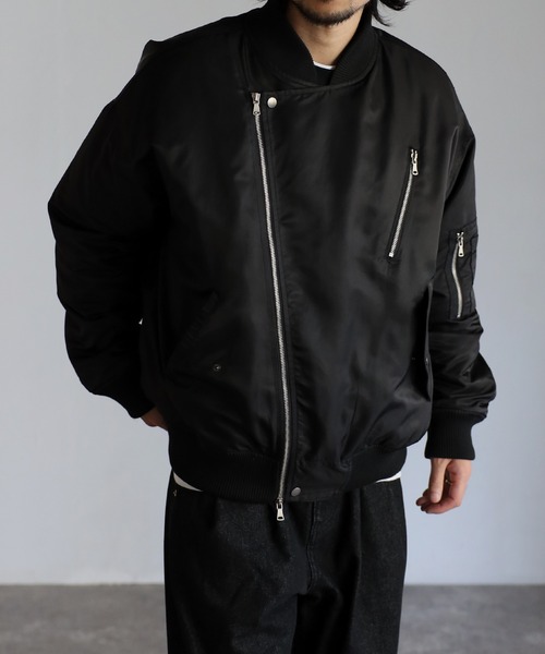 CREARE -LINO-(クレアーレリノ)の「オーバーサイズ ワイドスリーブ キルト中綿 ライダース MA-1<ユニセックス>(MA-1・メンズ・カーキ/ブラック・M/L)」の2枚目の写真