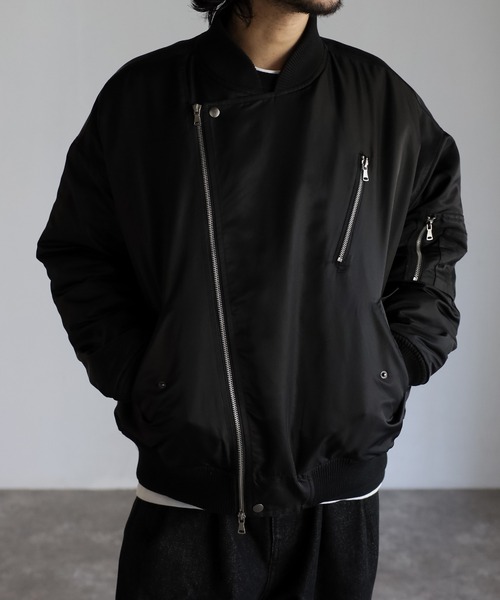 CREARE -LINO-(クレアーレリノ)の「オーバーサイズ ワイドスリーブ キルト中綿 ライダース MA-1<ユニセックス>(MA-1・メンズ・カーキ/ブラック・M/L)」の3枚目の写真