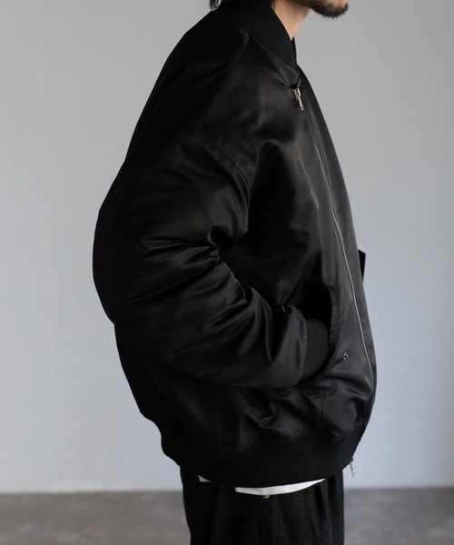 CREARE -LINO-(クレアーレリノ)の「オーバーサイズ ワイドスリーブ キルト中綿 ライダース MA-1<ユニセックス>(MA-1・メンズ・カーキ/ブラック・M/L)」の5枚目の写真