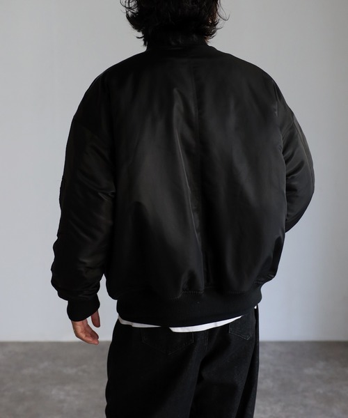 CREARE -LINO-(クレアーレリノ)の「オーバーサイズ ワイドスリーブ キルト中綿 ライダース MA-1<ユニセックス>(MA-1・メンズ・カーキ/ブラック・M/L)」の6枚目の写真