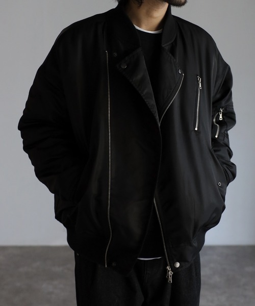 CREARE -LINO-(クレアーレリノ)の「オーバーサイズ ワイドスリーブ キルト中綿 ライダース MA-1<ユニセックス>(MA-1・メンズ・カーキ/ブラック・M/L)」の8枚目の写真